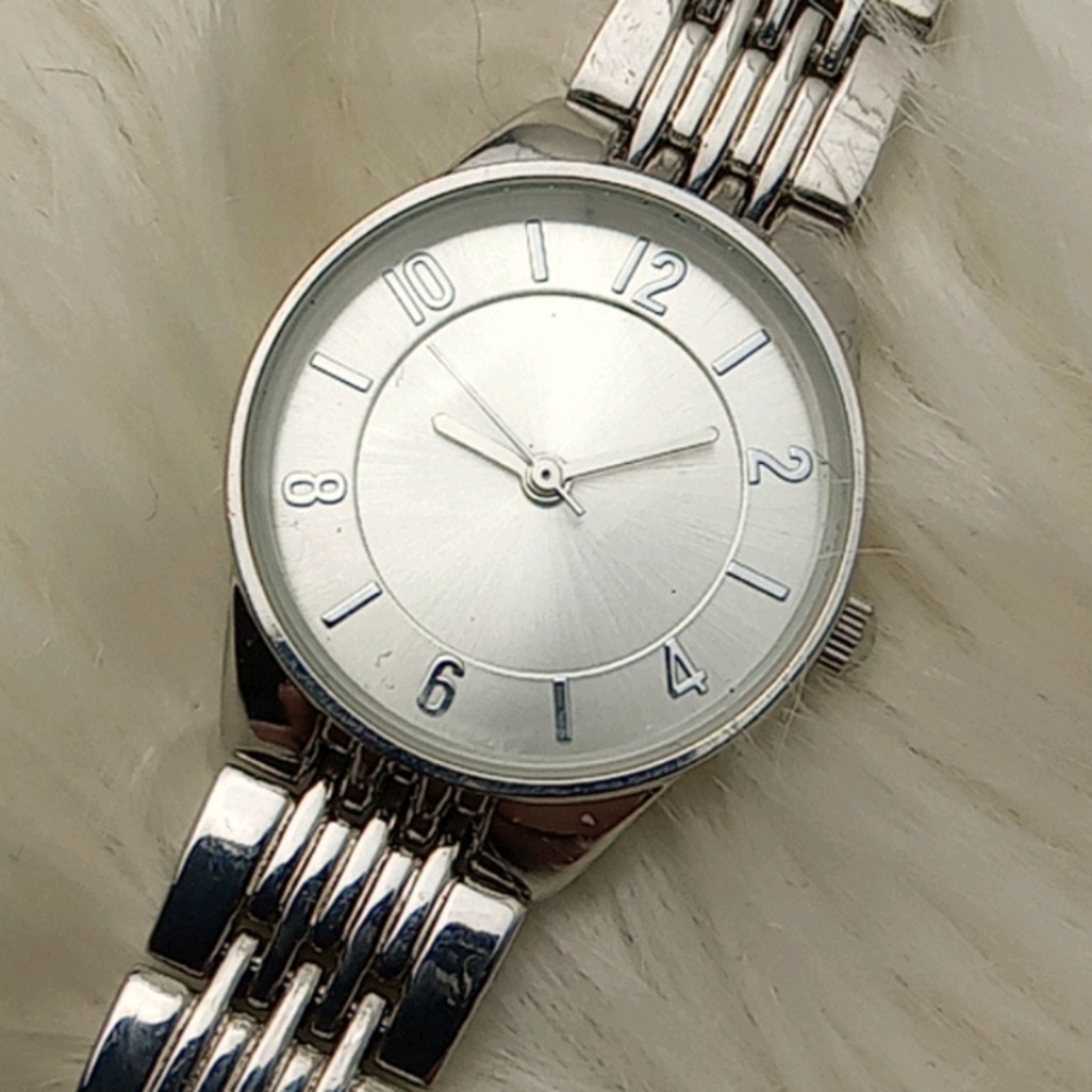 Lady silver tone metal band quartz watch